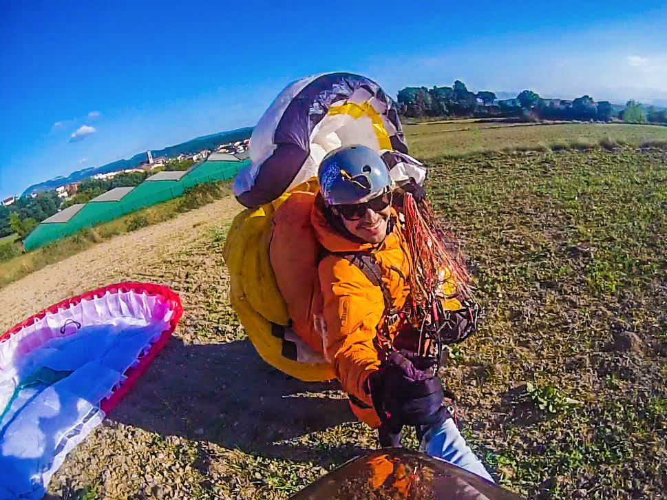 Paragliding pilots guiding service fly with xirli