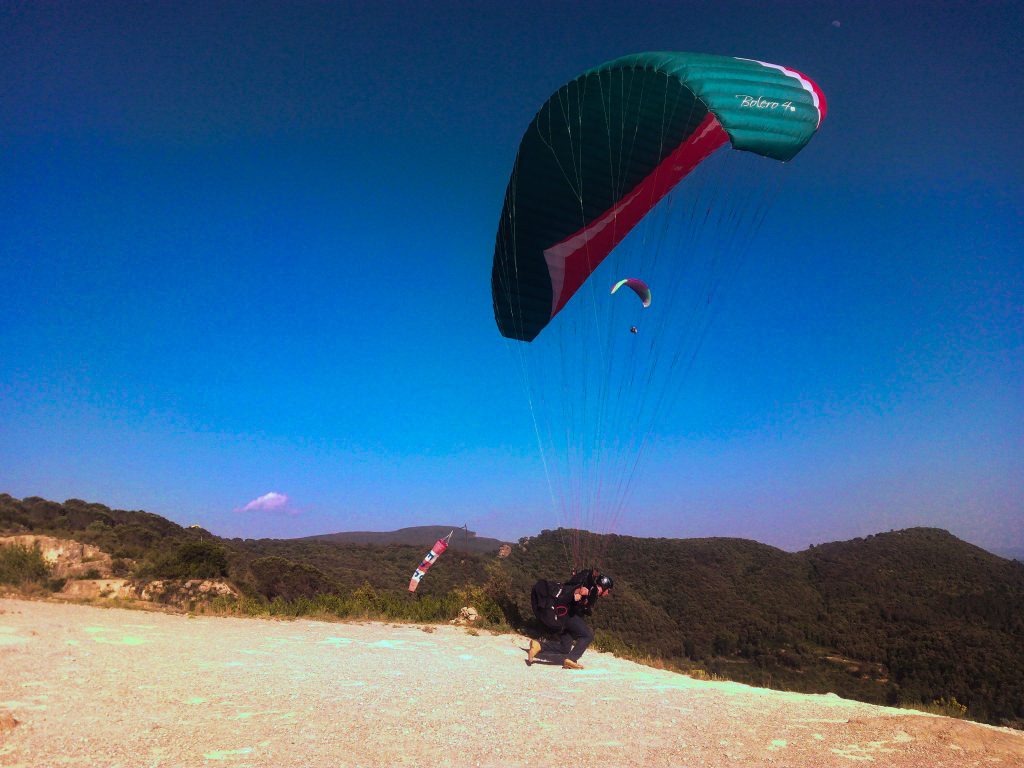 Guiding paragliding pilot