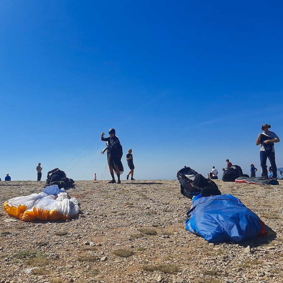 EQUIPMENT PREPARATION 5 Fly with Xirli is a member of the organization of the 34th British and Dutch Paragliding Championships