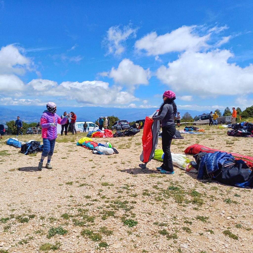 PARAGLIDING EQUIPMENT PREPARATION b